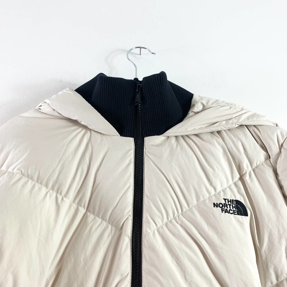 The North Face Women's White Puffer Jacket - Picture 7 of 13